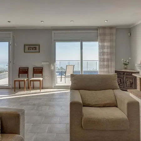 160717 - Gran Casa En Lloret De 9 Pers 5 Dormitorios Con Terraza Y Piscina Privada. *