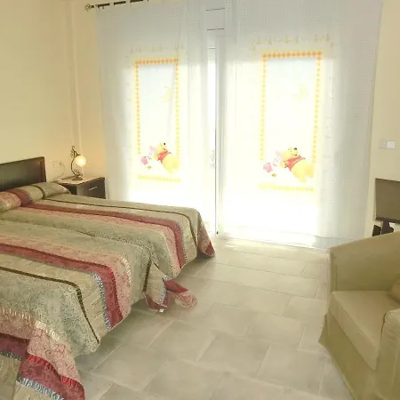 160717 - Gran Casa En Lloret De 9 Pers 5 Dormitorios Con Terraza Y Piscina Privada. Villa *