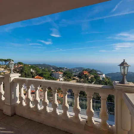 Villa 160717 - Gran Casa En Lloret De 9 Pers 5 Dormitorios Con Terraza Y Piscina Privada.